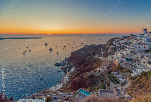 Vista panoramica sul villaggio di Oia al tramonto, isola di Santorini GR