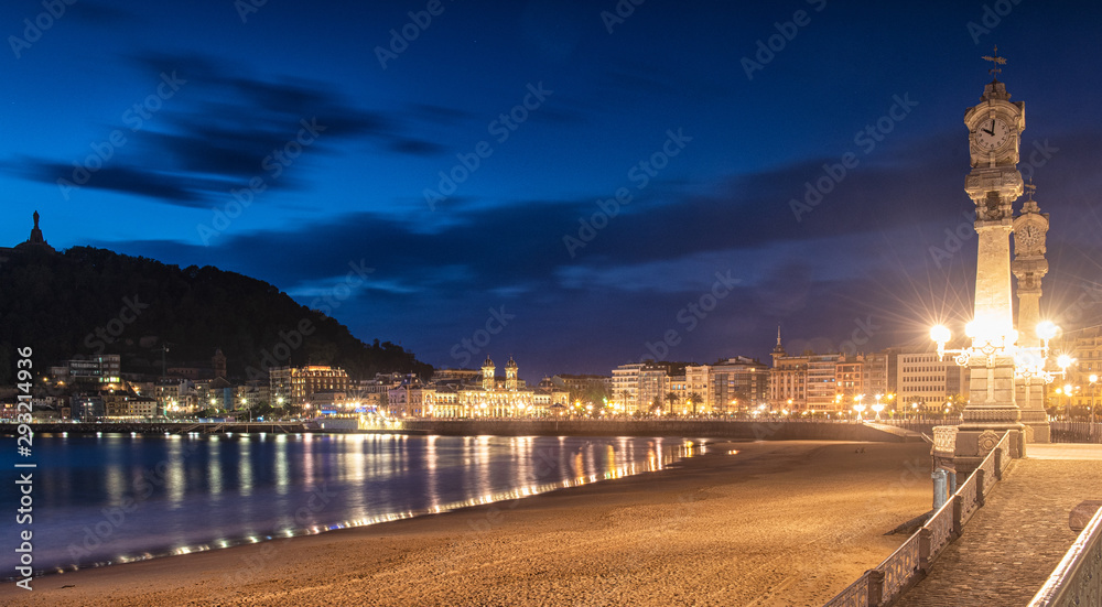 Fototapeta premium Night view on San Sebastian, Spain