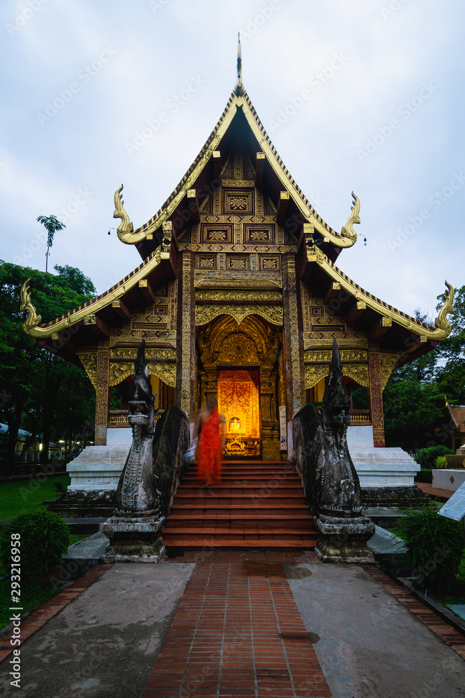 Buddhistischer Mönch am Wat Phra Singh Tempel, Chiang Mai Thailand Buddhistischer Mönch am Wat Phra Singh Tempel, Chiang Mai Thailand