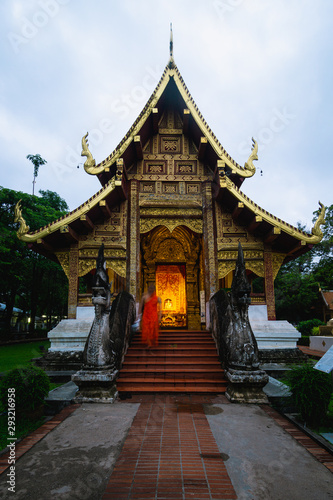 Buddhistischer Mönch am Wat Phra Singh Tempel, Chiang Mai Thailand © Joel Wüstehube