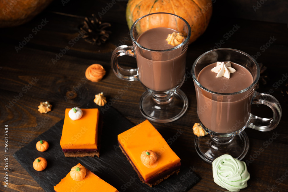 Obraz premium A slice of delicious homemade pumpkin pie and glasses of hot chocolate
