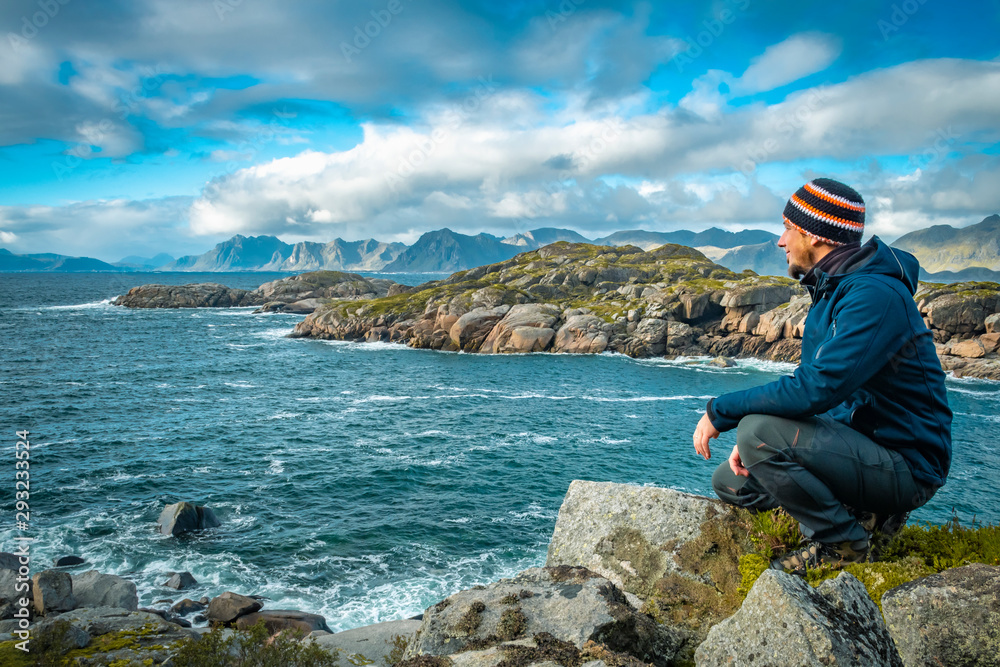 Φωτογραφία Young man in hiking outift at the fjords of the Lofoten islands in Norway