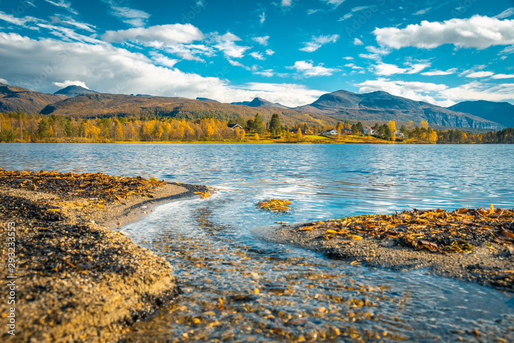 Fototapeta premium View over the Övre Saetervatnet lake in fall