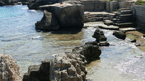 Monopoli, località balneare Capitolo, spiaggia libera d Torre Cintola. Insenature incastonate nella roccia calcarea
