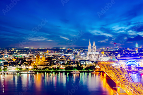 Köln mit Kölner Dom und Rhein bei Nacht