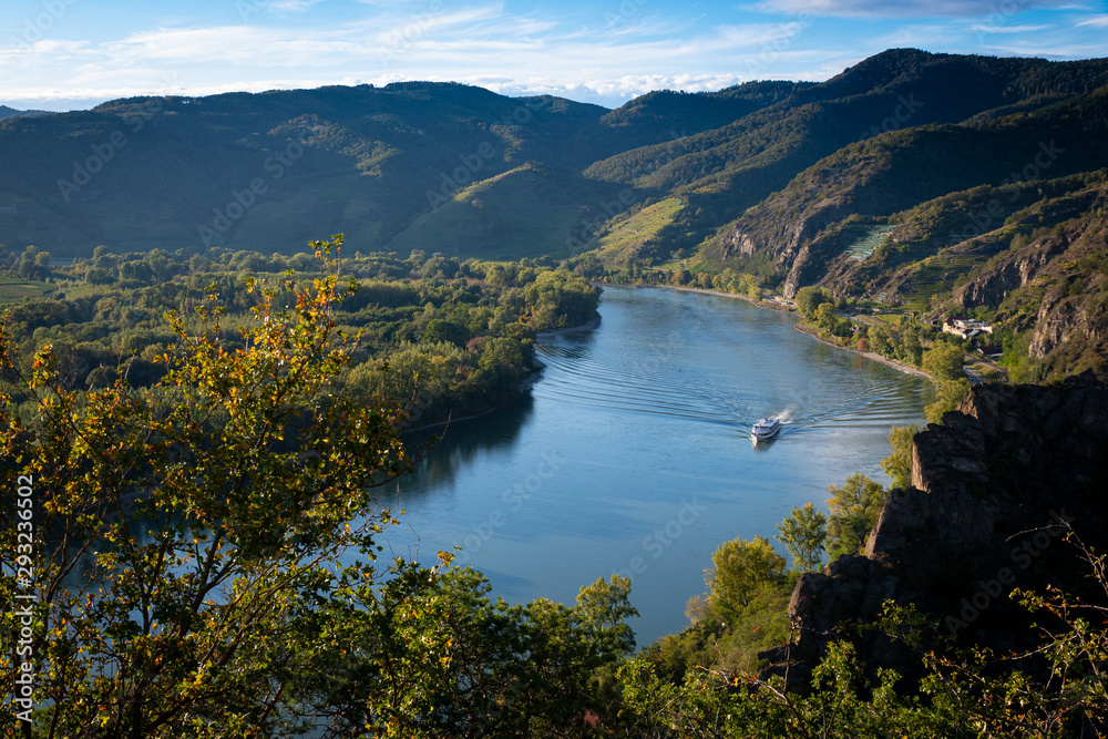 Donaulandschaft der Wachau im Herbst