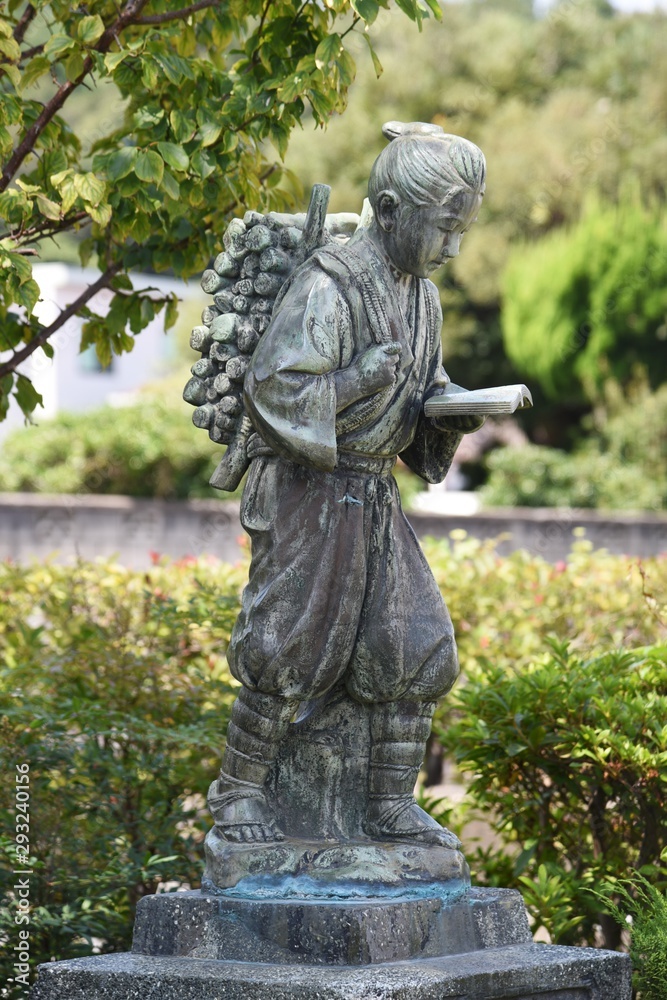 Obraz premium Japanese great man Kinjiro Ninomiya (Sontoku Ninomiya) statue / Japanese statesman, agriculturist, philosopher.