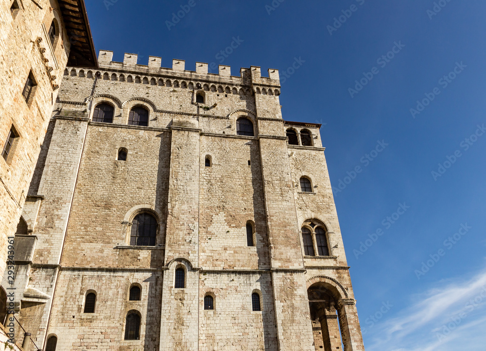 Particolari della facciata del palazzo dei Consoli a Gubbio