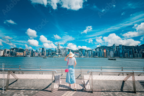 Quadro su tela Woman traveling in Hong Kong City