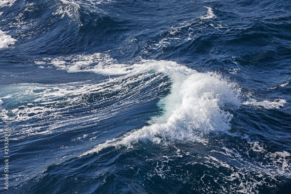 Welle mit Gischtbildung bei stürmischem Wind und grober See im Atlantik Welle mit Gischtbildung bei stürmischem Wind und grober See im Atlantik
