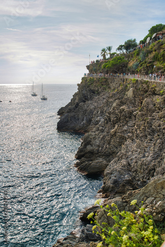 Obraz na płótnie The rocky coast of the Ligurian Sea, yachts on the water, tourists on the Love Trail, Cinque Terre, Italy w salonie
