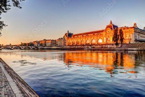 Tableau sur toile Buildings and bridges along the Seine River in Paris
