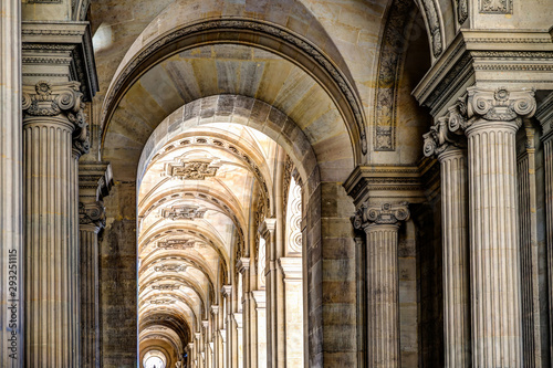 Canvastavla Arched walkway in Paris