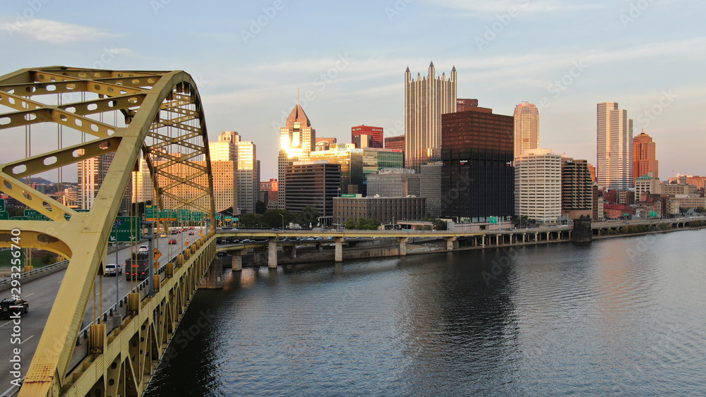 Obraz premium Pittsburgh's skyline and the Fort Pitt Bridge
