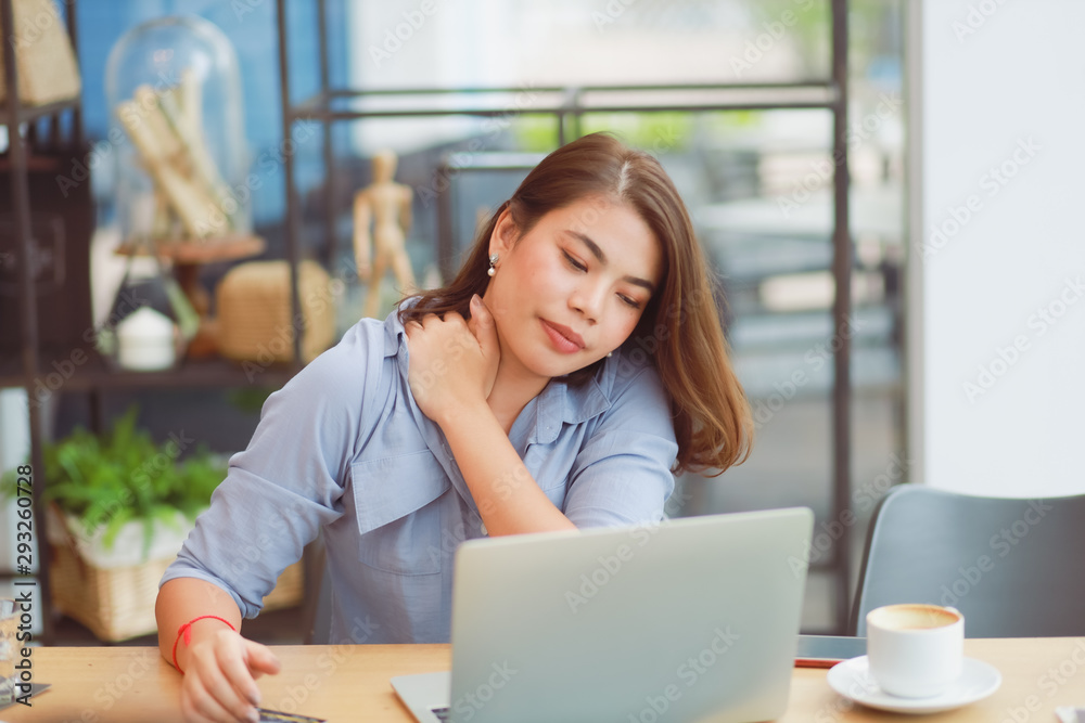 Obraz premium Asian woman working in cafe and have problem with office syndrome