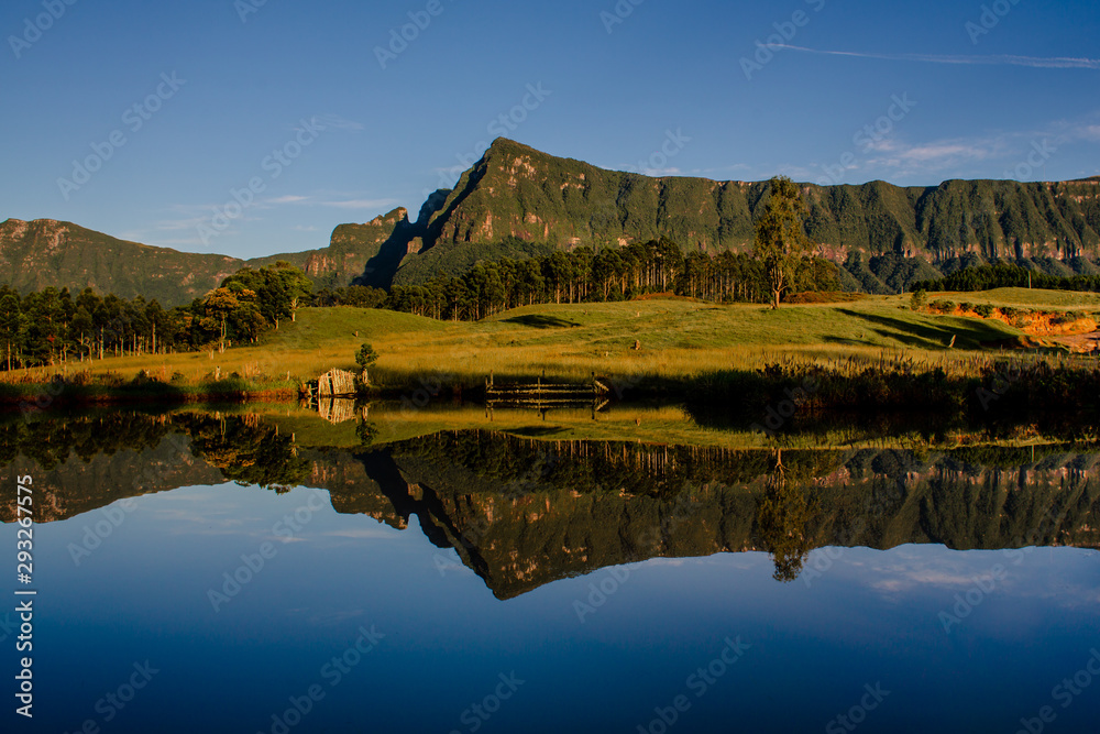 Linda encosta da serra geral com reflexo na água do lago, mostrando a beleza da natureza de Santa Catarina