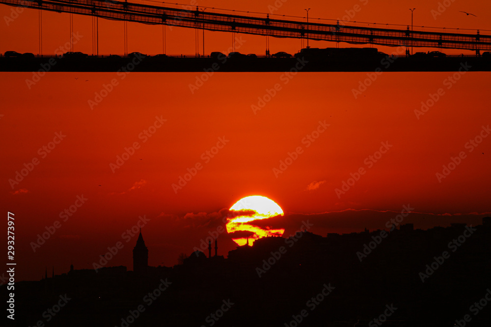 Obraz premium romantic sunset in istanbul skyline