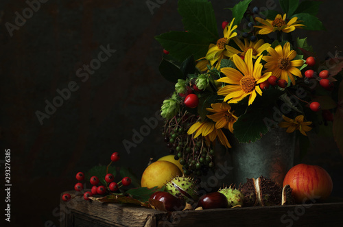 herbstliches Stillleben mit Blumen photo