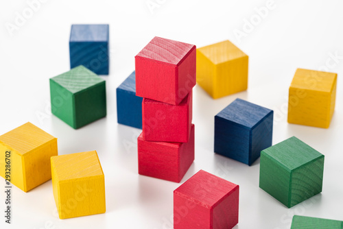 カラフルなブロックを積み上げる