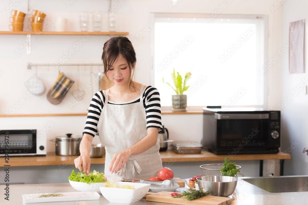 キッチンで調理する女性