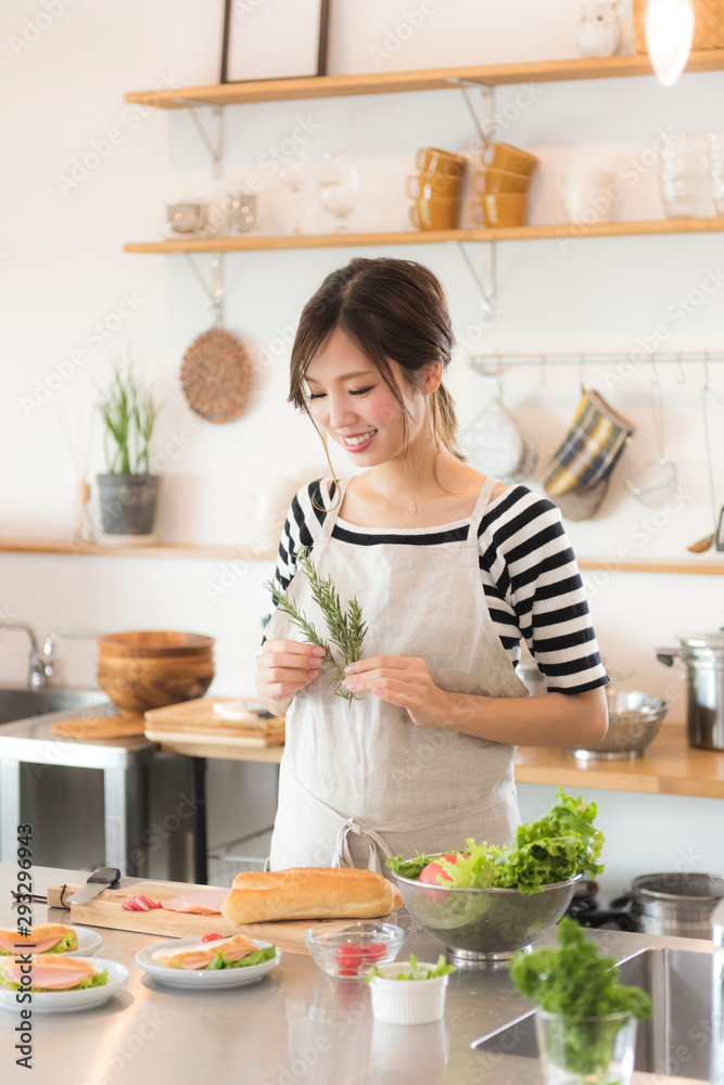 サンドイッチを作る女性