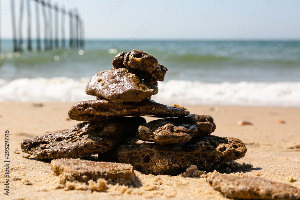 Piedras del mar apiladas delante de la playa Piedras del mar apiladas delante de la playa
