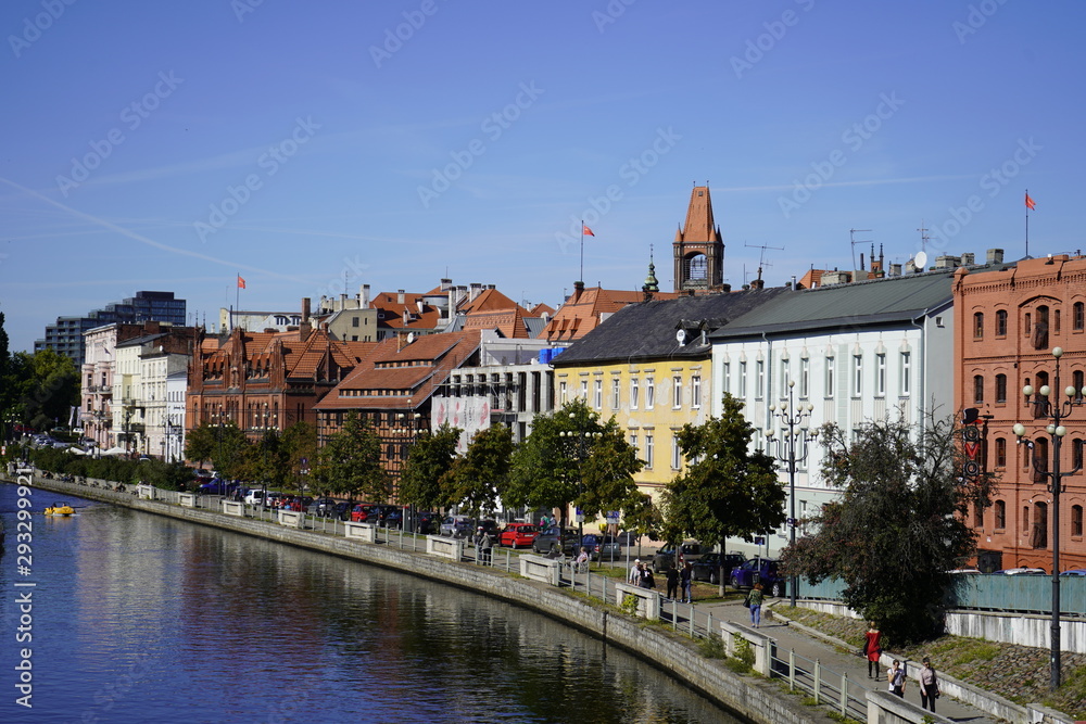 Obraz premium Bydgoszcz, Poland - September 2019: View of the city water canal of the Brda River in the city center. City architecture.