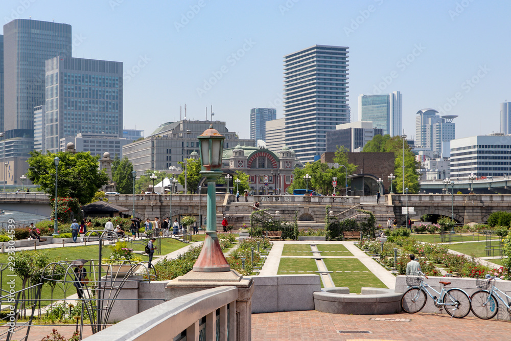 Fototapeta premium 中之島公園と大阪のオフィス街