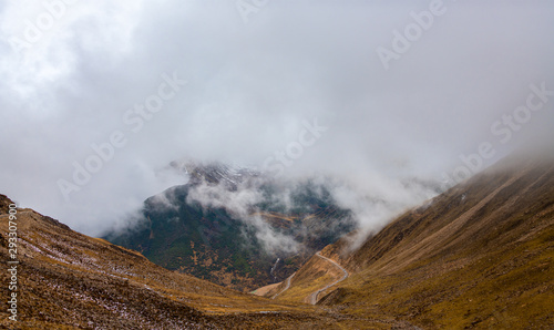The scenery of Barang Mountain in Ganzi County, Sichuan Province, China © Weiming