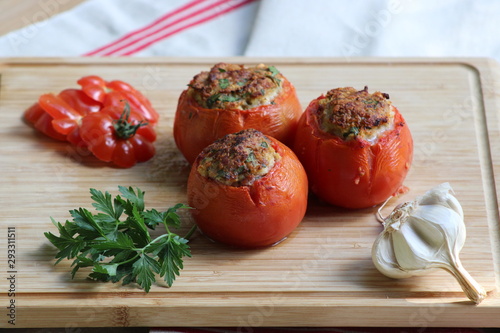 Tomates farcies avec farce ail et persil, faites maison