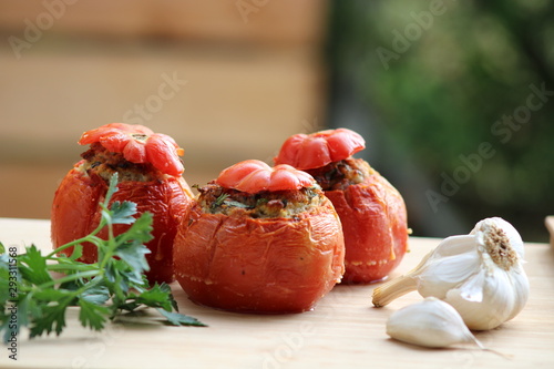 Tomates farcies avec farce ail et persil, faites maison