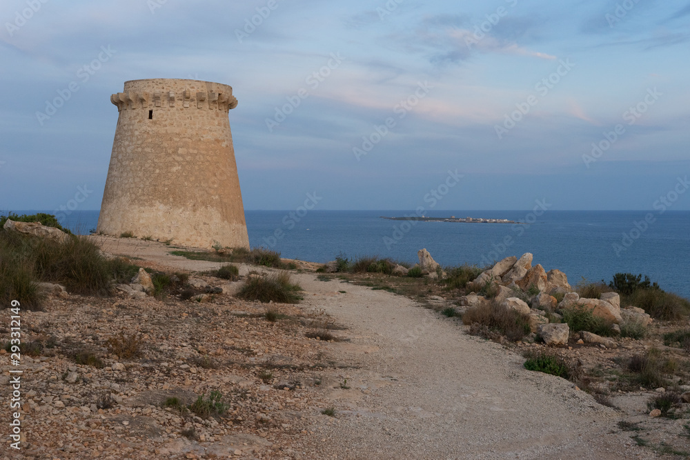 Torre vigía de les Escaletes con la isla de Tabarca en el horizonte, Santa Pola, Alicante, España.