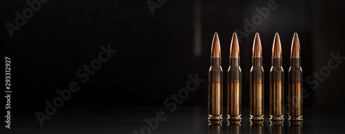 Foto Bullet isolated on black background with reflexion