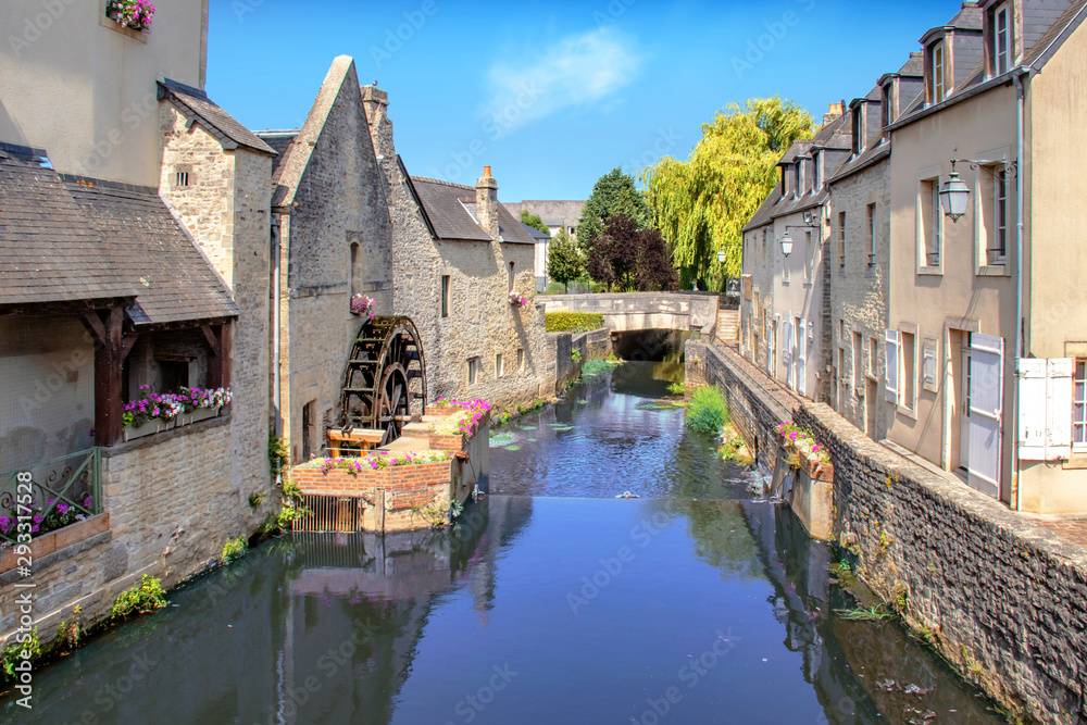 Bayeux. La rivière Aure en centre-ville. Calvados. Normandie Bayeux. La rivière Aure en centre-ville. Calvados. Normandie
