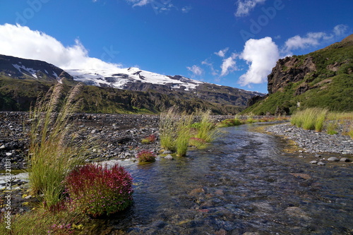 Thorsmörk, Landschaft mit Gletscher Eyjafjallajökull und Fluß auf Island