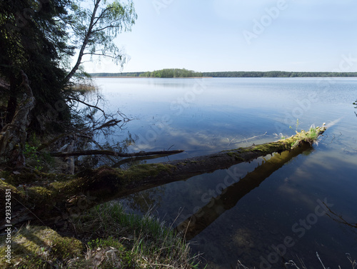 Fototapeta Naklejka Na Ścianę i Meble -  Jezioro Mokre na Pojezierzu Mrągowskim w wiosennym porannym słońcu