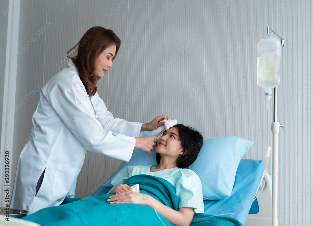 Obraz premium A doctor is taking care of a sick young woman with seasonal infections flu