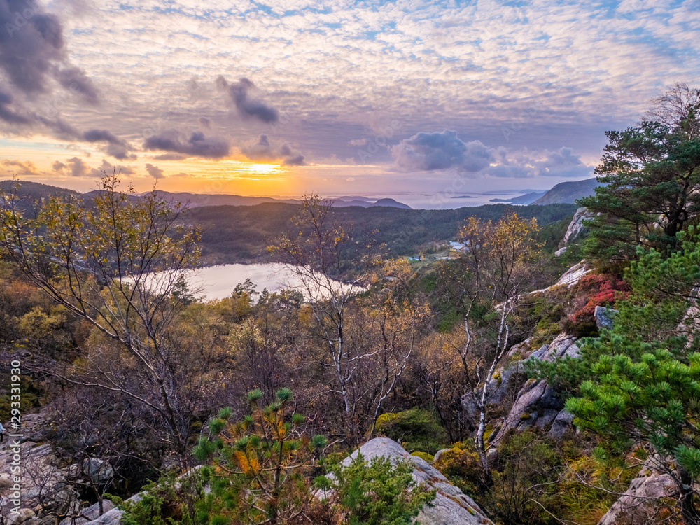 sonnenuntergang im herbst in norwegen