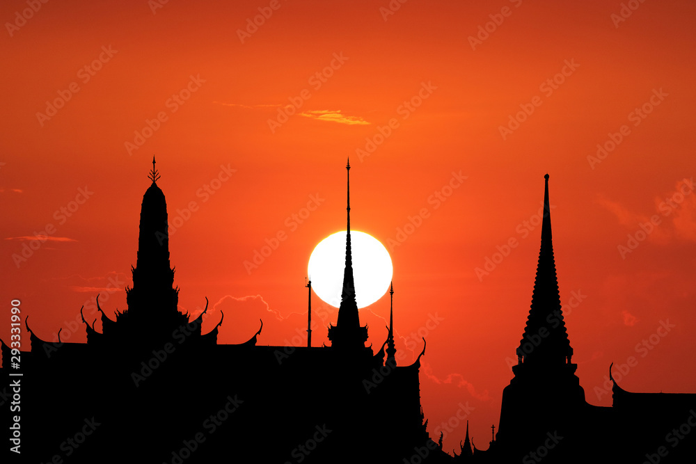 Obraz premium sunset back on silhouette buddhist temple red orange evening cloud