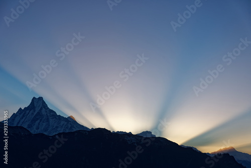 Sonnenaufgang über dem Annapurna-Himal. © steffendia