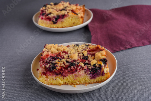 Crumble pies with berries