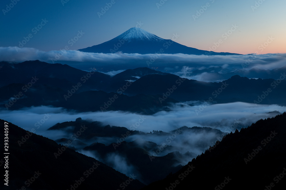 雲海に浮かぶ霊峰富士〜２