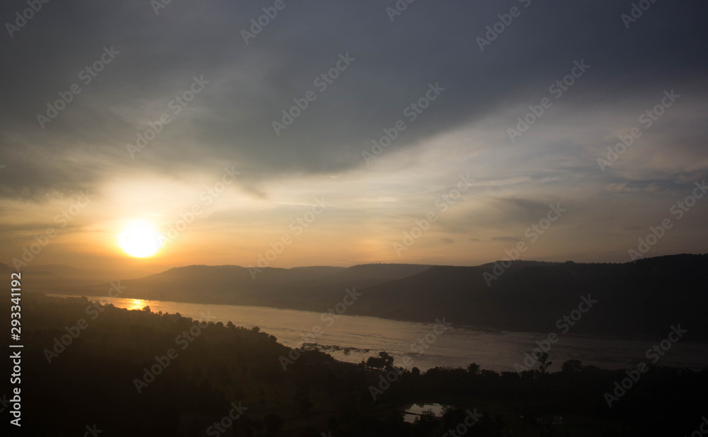 Obraz premium The sunrise on mountain in Thailand