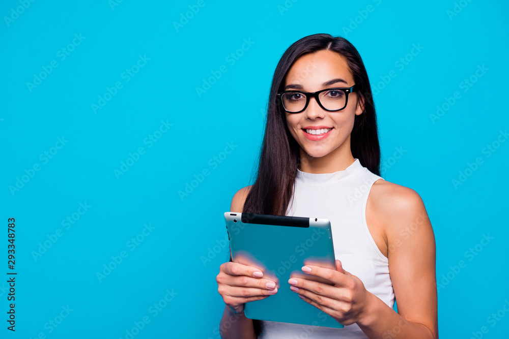 Photo of pretty youngster lady holding e-book in hands ready to listen lecture and make notes wear specs white tank-top isolated blue color background Photo of pretty youngster lady holding e-book in hands ready to listen lecture and make notes wear specs white tank-top isolated blue color background