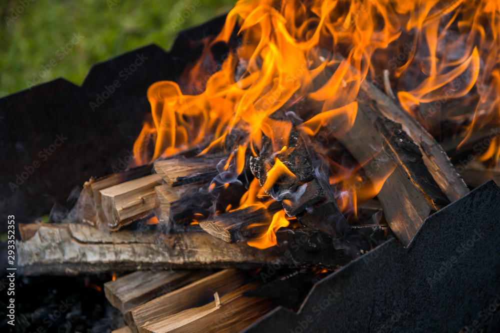 Obraz premium In the grill burning wood. Preparation of coals for barbecue.