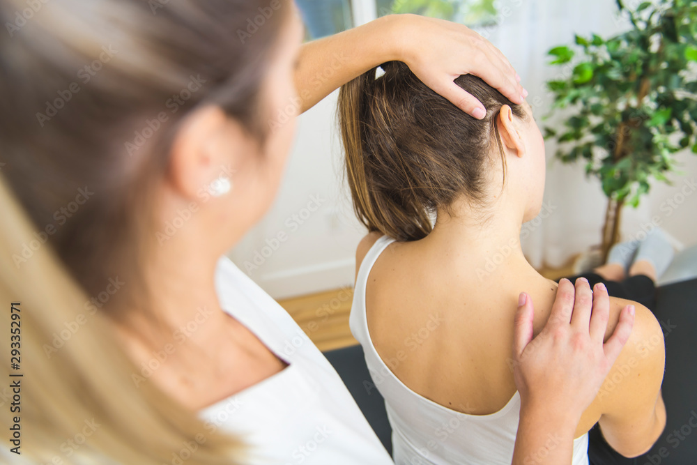 Naklejka premium A Modern rehabilitation physiotherapist at work with client