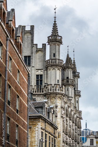 Gothic architecture with rooftops details at the City hall of Brussels, Grand square in downtown of Brussels, Belgium. © zz3701