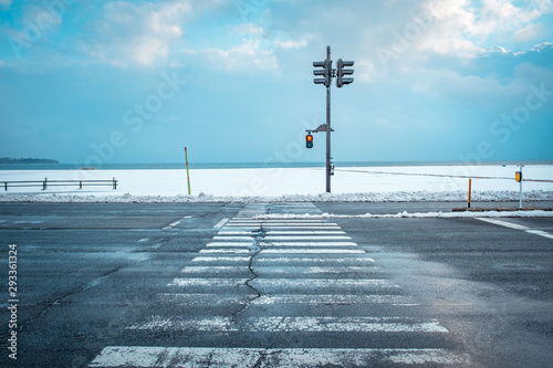 寒い雪国の信号機と横断歩道の様子, A Traffic Light with Snow in Winter photo