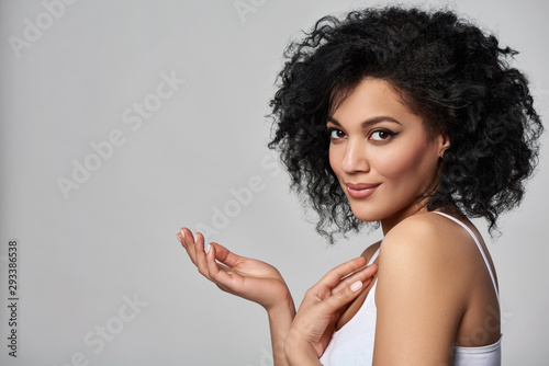 Foto Beautiful mixed race woman with opened palm looking at camera