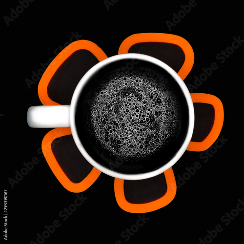 Uma xícara de café para começar bem o dia! Uma xícara de café preto, em cima de uma base de silicone laranjada.